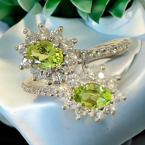 Genuine Peridot & White Topaz Sterling Silver Ring (6.25) - Picture 10 of 10